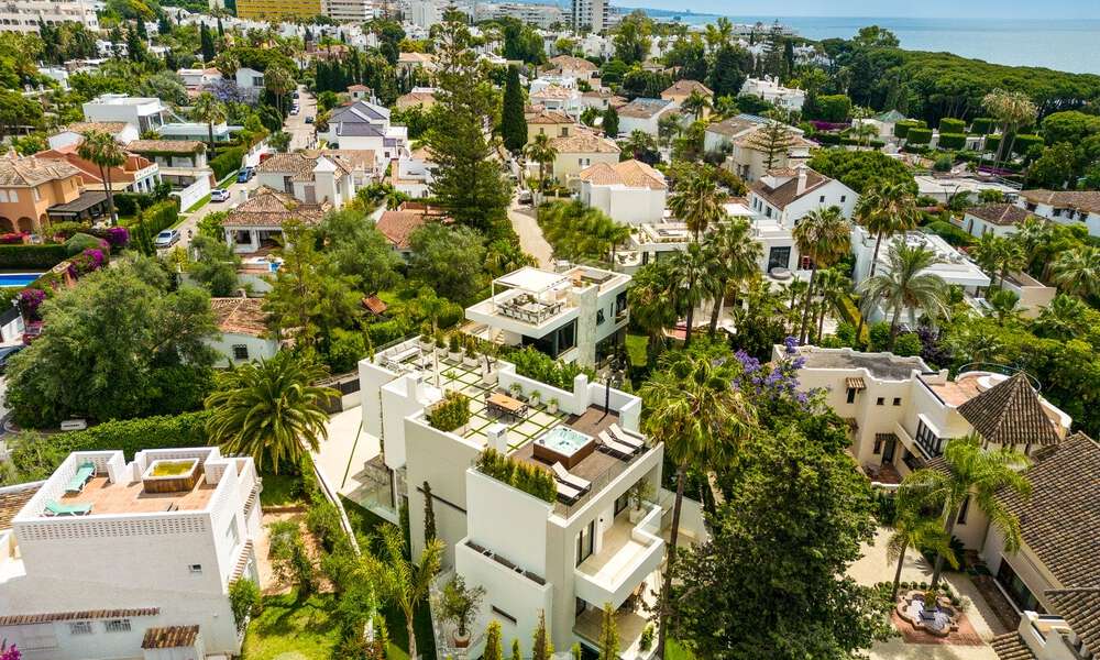 Top location, modern luxury villa for sale in a well-established beachside urbanisation on the Golden Mile in Marbella. Ready to move in. 57230