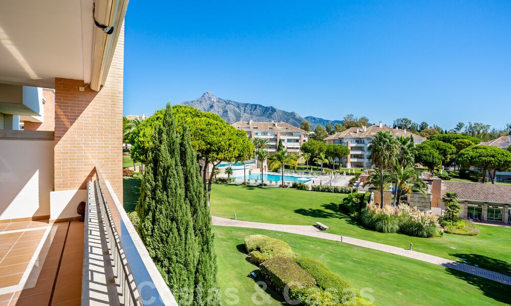 Timeless luxury flat for sale with sea views on the Golden Mile, between Puerto Banus and Marbella 30910