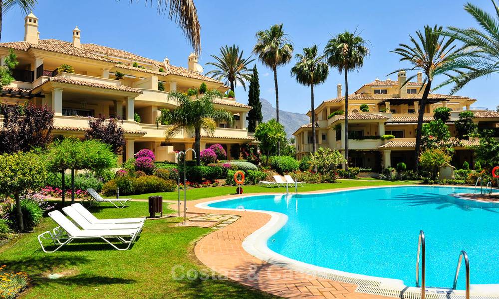Spacious luxury penthouse with panoramic views for sale on a golf course in Nueva Andalucia, Marbella 32106