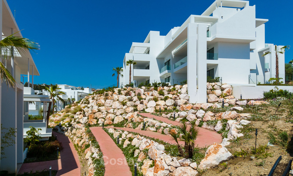 Modern 3-bedroom apartment for sale with partial sea view in a front-line golf complex in Benahavis - Marbella 32549