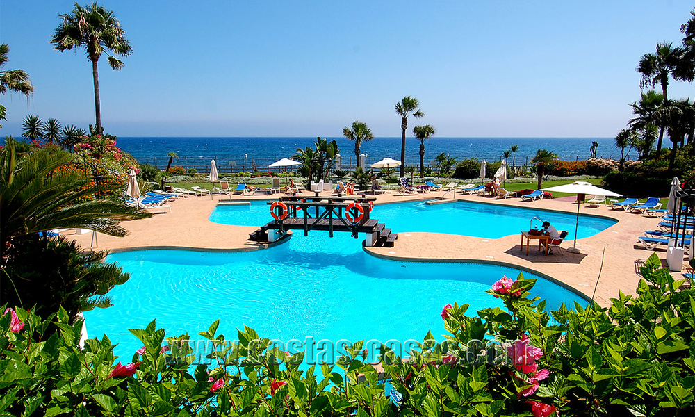 4-bedroom luxury flat in a frontline beach complex at walking distance to Puerto Banus in Marbella 32846