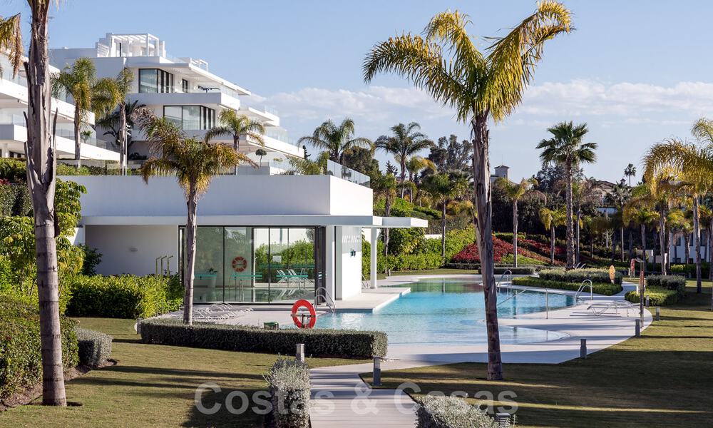 Move in ready! Modern designer penthouse with 3 bedrooms for sale in luxury resort in Marbella - Estepona 33438