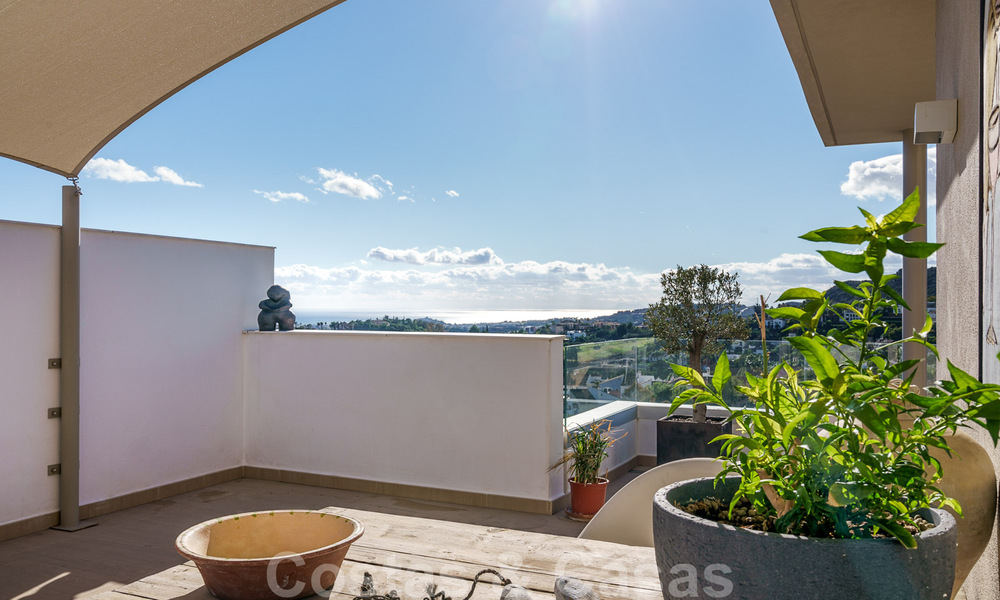 Modern, contemporary, luxury penthouse for sale with panoramic views of the valley and the sea in exclusive Benahavis - Marbella 39123