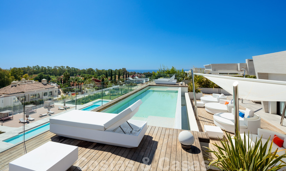 Luxurious, exclusive penthouse with huge roof terrace and private pool for sale in Marbella, Golden Mile 41106