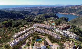 New luxury apartments for sale, with unobstructed views of the lake, the mountains and the coast towards Gibraltar, situated in the quiet Istán area, Costa del Sol 42607 