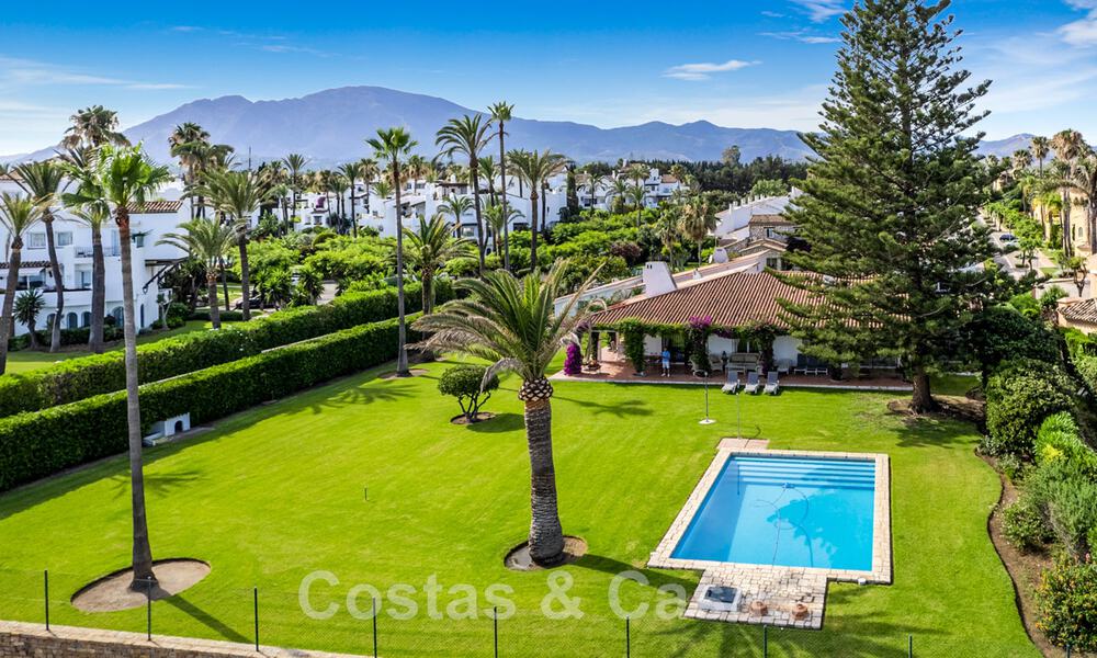 Traditional Spanish villa for sale, frontline beach with direct access to the beach on the New Golden Mile between Marbella and Estepona 42691