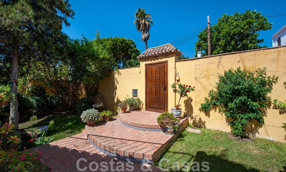 Traditional Spanish villa for sale with sea views in a quiet urbanisation just east of Marbella centre at walking distance to the beach 44393