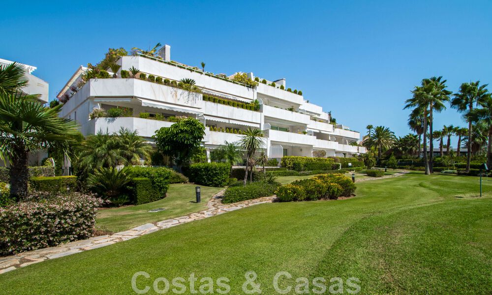 Penthouse for sale in exclusive complex with permanent security, frontline golf in the heart of Nueva Andalucia 45267