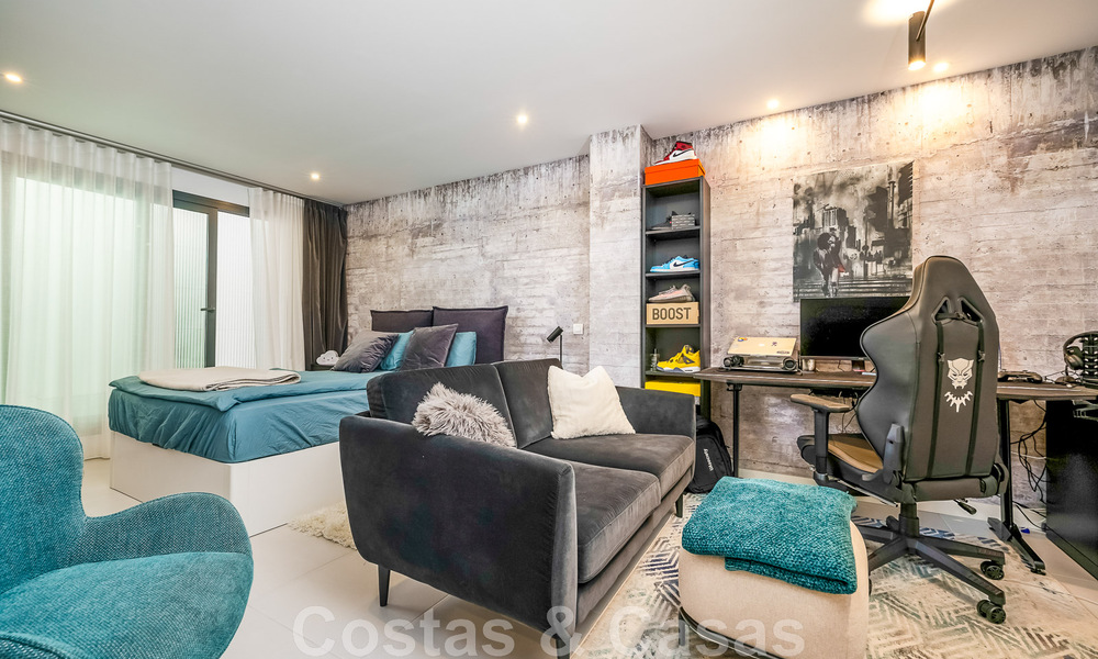 Move-in ready villa for sale with contemporary architecture in a gated villa community on the border of Mijas and Marbella 46407