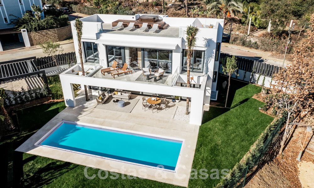2 prestigious new build villas for sale within walking distance of a stunning golf clubhouse on the New Golden Mile, between Marbella and Estepona 64371