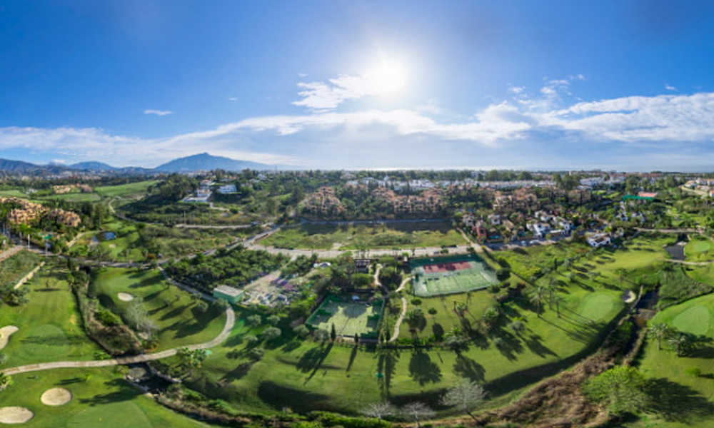 2 prestigious new build villas for sale within walking distance of a stunning golf clubhouse on the New Golden Mile, between Marbella and Estepona 64374