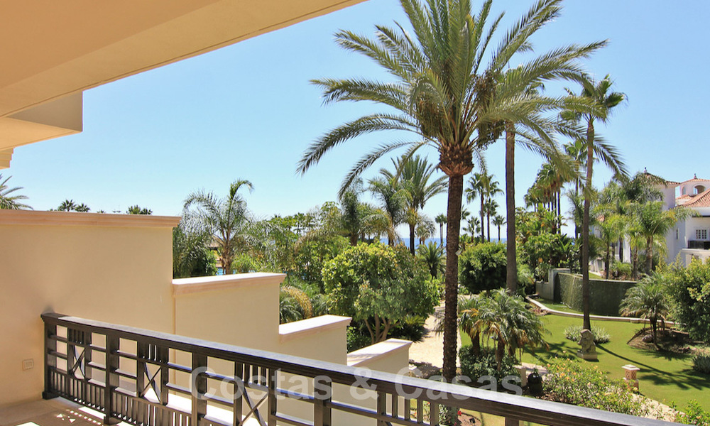 Spacious and refurbished duplex apartment for sale in an exclusive frontline beach complex in Puerto Banus, Marbella 51558