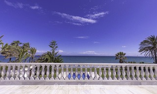 Stately, very luxurious sea front palace for sale, between Marbella en Estepona 13022 