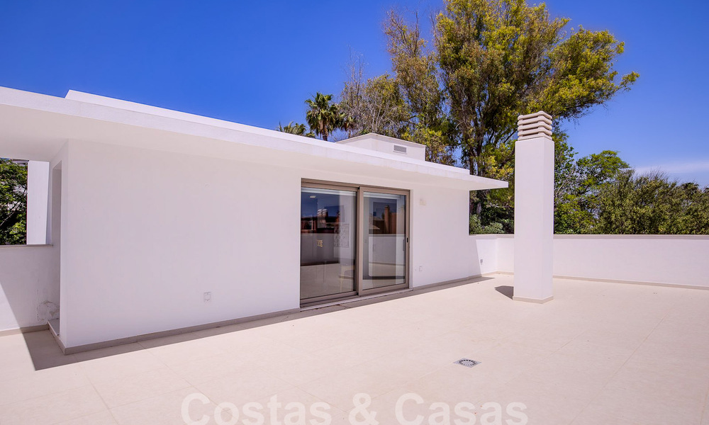 Move-in ready, modern luxury villa for sale within walking distance of the beach in a privileged area near Guadalmina Baja, Marbella - Estepona 53871
