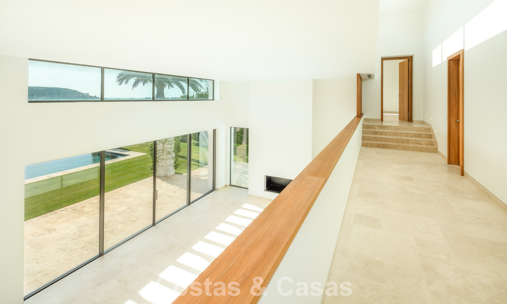 Contemporary luxury villa for sale in a first-line golf resort on the Costa del Sol 60435