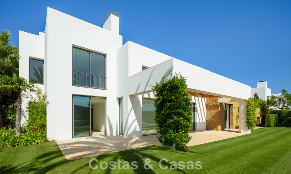 Contemporary luxury villa for sale in a first-line golf resort on the Costa del Sol 60443