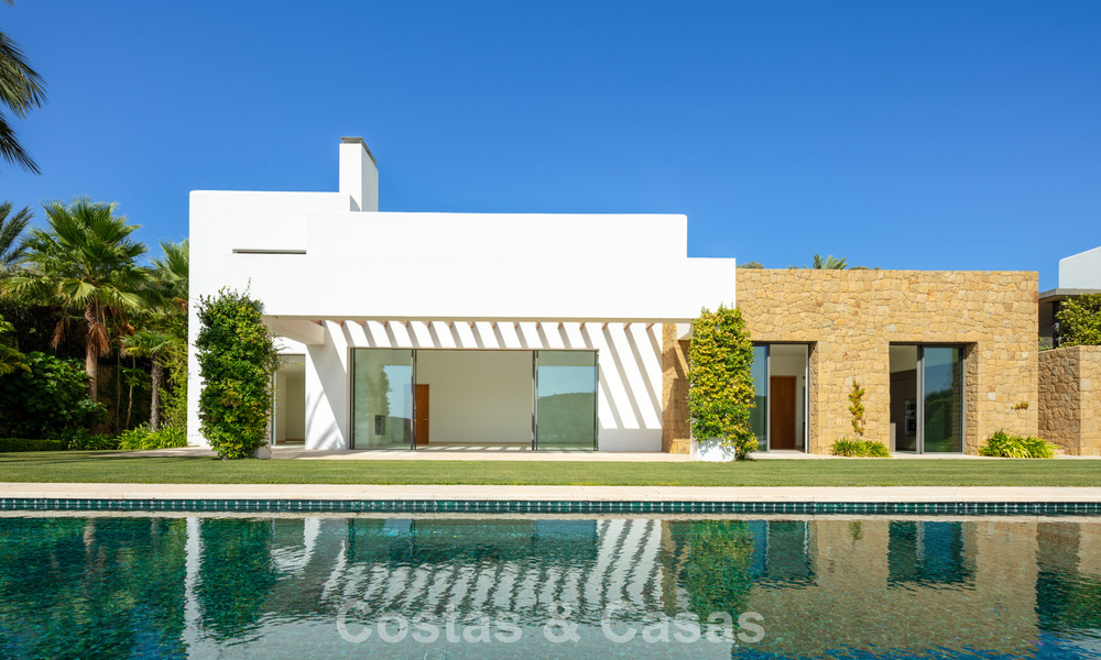 Contemporary luxury villa for sale in a first-line golf resort on the Costa del Sol 60444