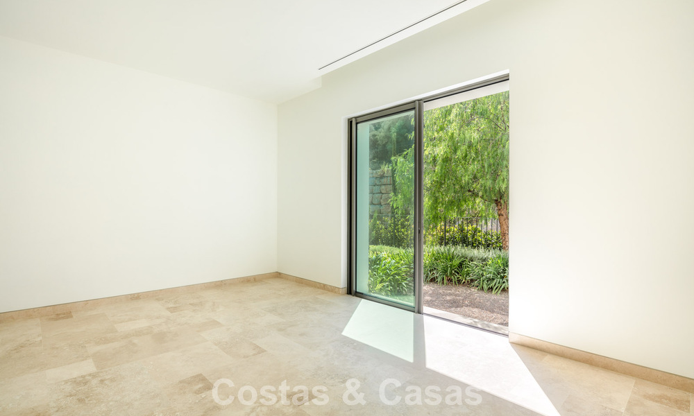Contemporary luxury villa for sale in a first-line golf resort on the Costa del Sol 60448