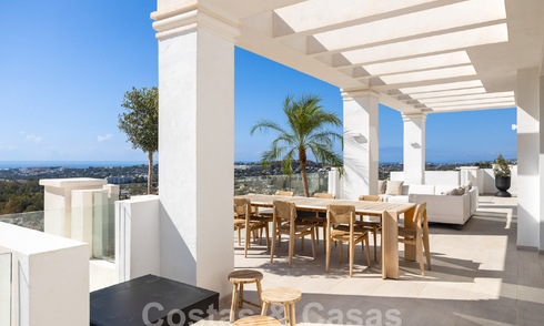 Sophisticated, spacious, luxury penthouse for sale with sea views in a boutique complex in Nueva Andalucia, Marbella 61251