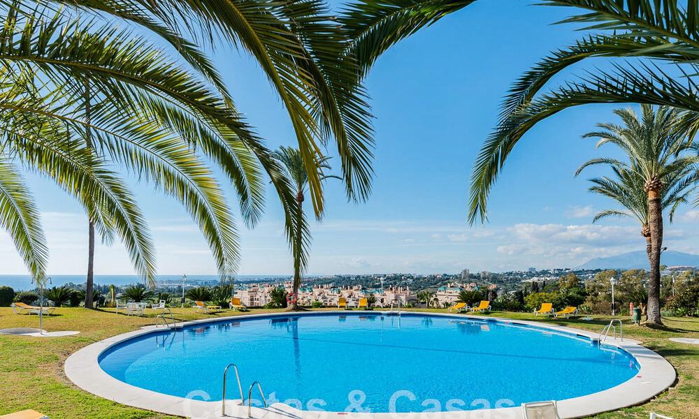 Luxurious apartment for sale with panoramic sea views in a gated urbanization on the Golden Mile, Marbella 61722