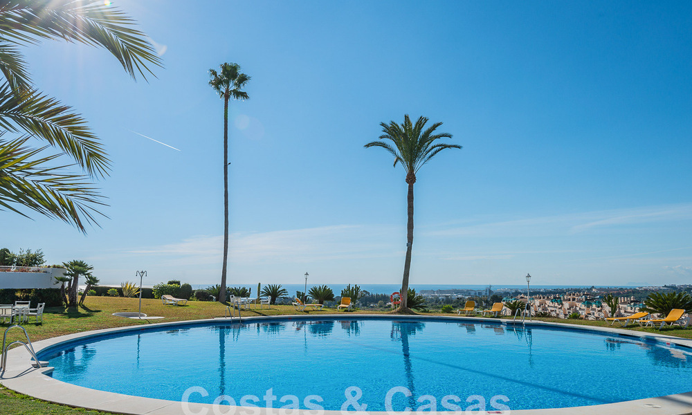 Luxurious apartment for sale with panoramic sea views in a gated urbanization on the Golden Mile, Marbella 61723