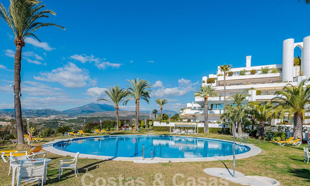 Luxurious apartment for sale with panoramic sea views in a gated urbanization on the Golden Mile, Marbella 61726