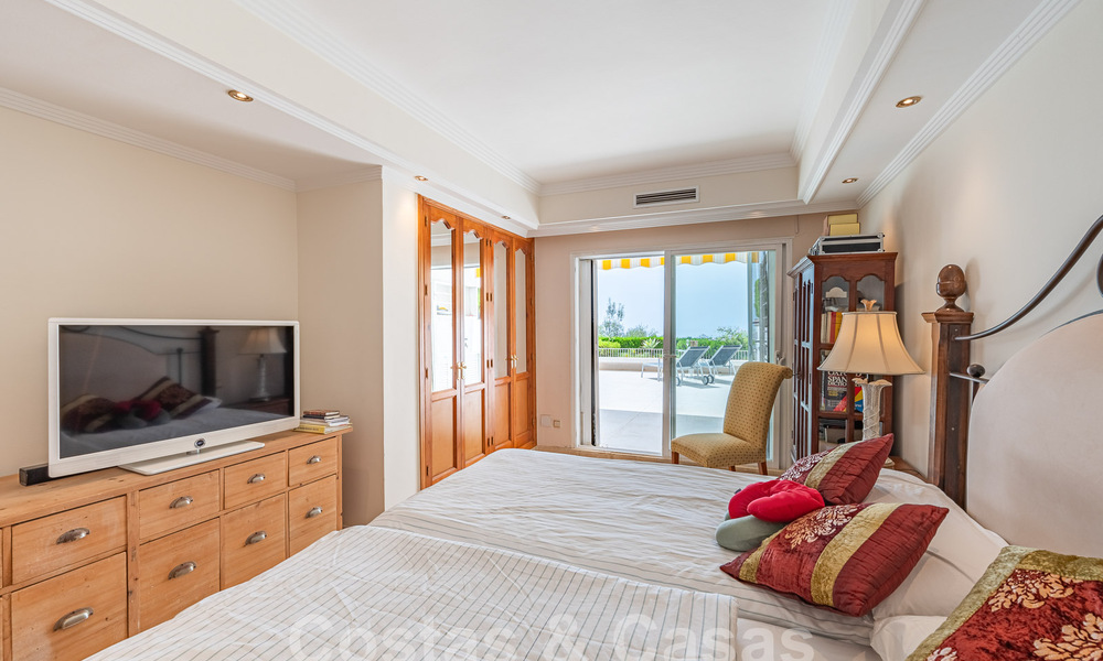 Luxurious apartment for sale with panoramic sea views in a gated urbanization on the Golden Mile, Marbella 61745