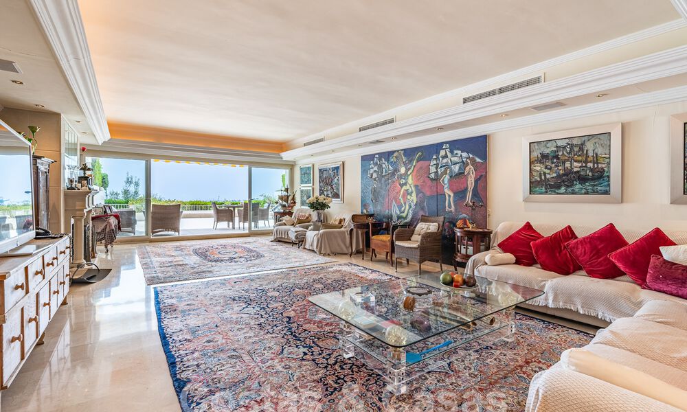 Luxurious apartment for sale with panoramic sea views in a gated urbanization on the Golden Mile, Marbella 61755