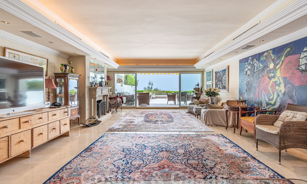 Luxurious apartment for sale with panoramic sea views in a gated urbanization on the Golden Mile, Marbella 61756