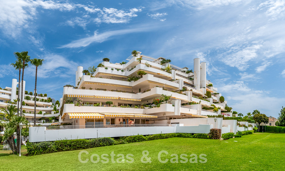 Luxurious apartment for sale with panoramic sea views in a gated urbanization on the Golden Mile, Marbella 61764