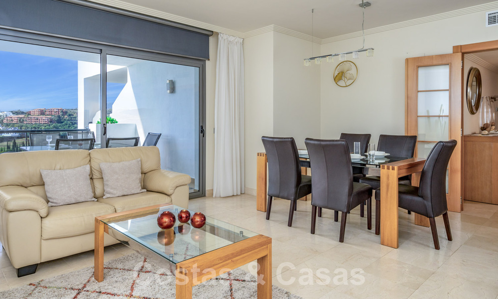 Move-in ready apartment for sale with sweeping views of the golf and sea in a golf resort in Benahavis - Marbella 62360