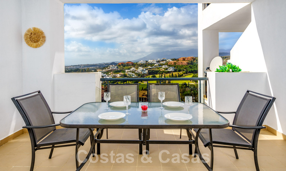Move-in ready apartment for sale with sweeping views of the golf and sea in a golf resort in Benahavis - Marbella 62361