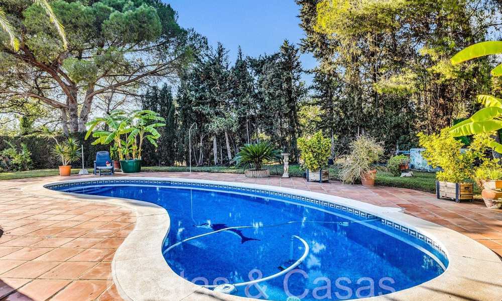 Rustic villa for sale on a spacious plot on the New Golden Mile between Marbella and Estepona 65596