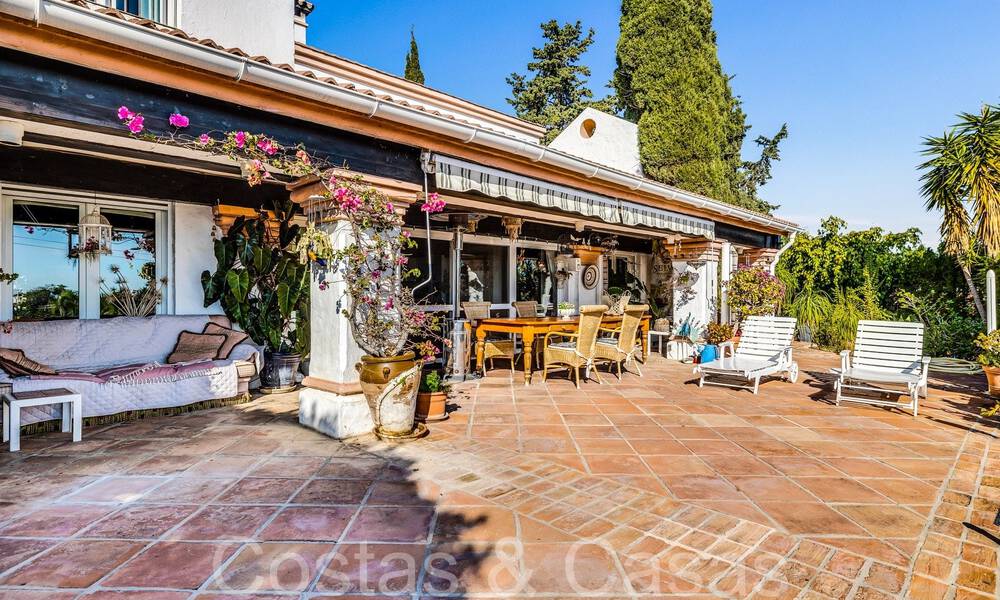 Rustic villa for sale on a spacious plot on the New Golden Mile between Marbella and Estepona 65631