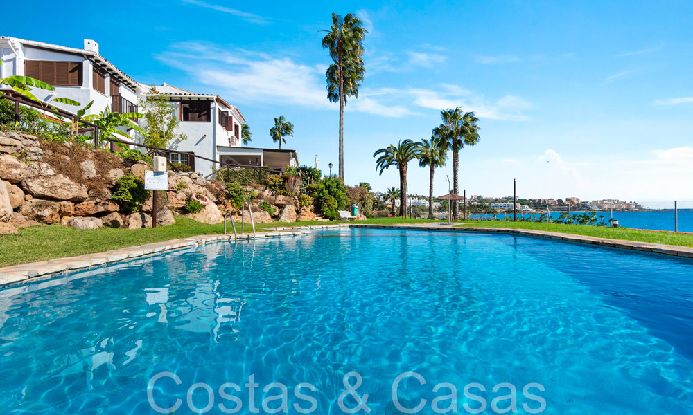 Trendy beach house for sale with stunning sea views in a first line beach complex close to Estepona town 65382
