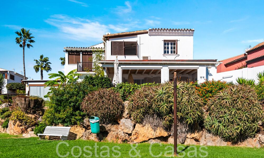 Trendy beach house for sale with stunning sea views in a first line beach complex close to Estepona town 65386