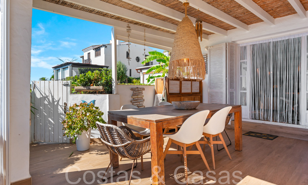 Trendy beach house for sale with stunning sea views in a first line beach complex close to Estepona town 65391