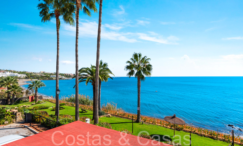 Trendy beach house for sale with stunning sea views in a first line beach complex close to Estepona town 65402