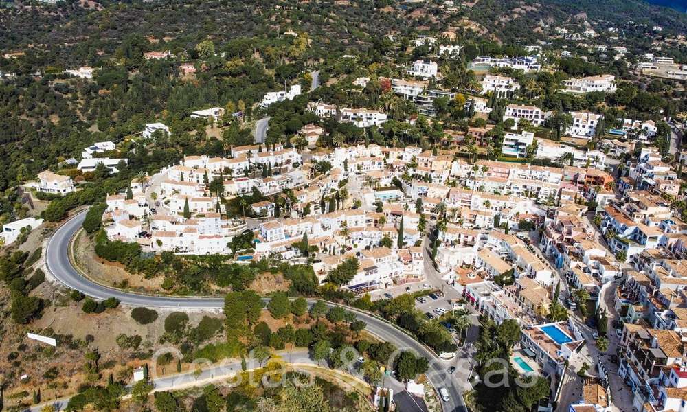 Picturesque townhouse with sea views and independent studio for sale in a gated community the hills of Marbella - Benahavis 65975