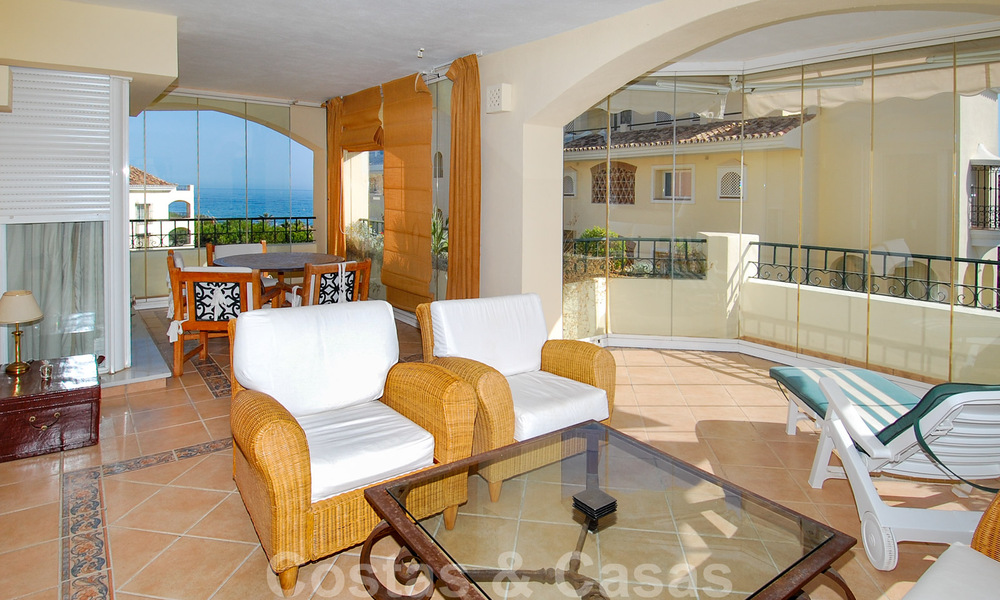Beachfront and beachside luxury apartments for sale in Elviria, Marbella east 31027