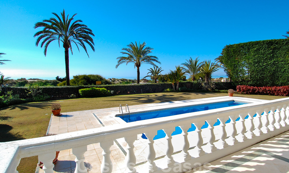 Beachfront exclusive villa for sale in prestigious urbanisation of East Marbella 30520