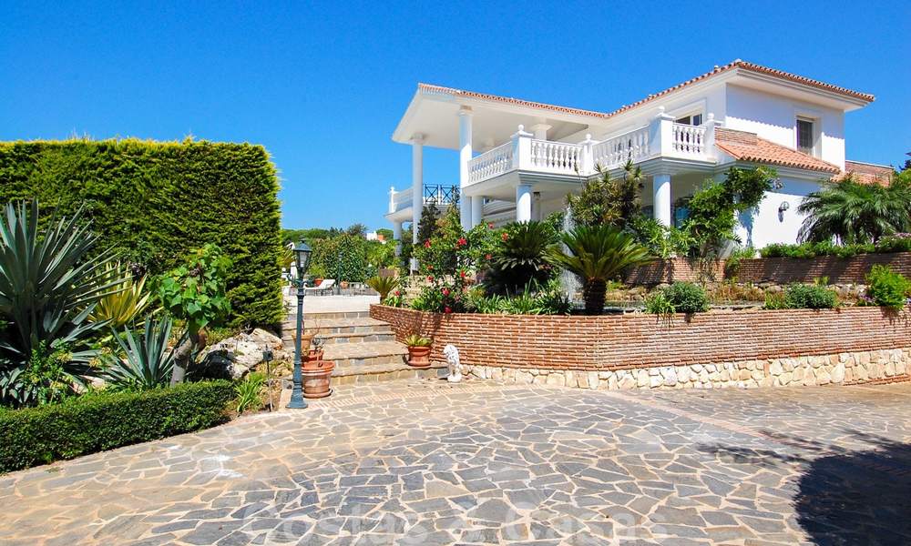 Colonial styled luxury villa to buy in Marbella East. 22578