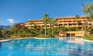 Luxury apartments for sale near the beach in a prestigious complex, just east of Marbella town 22959 