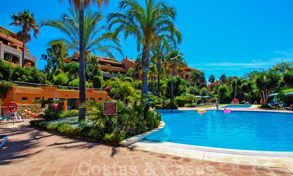 Luxury apartments for sale near the beach in a prestigious complex, just east of Marbella town 22985