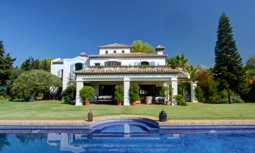 Luxury villa for sale on the Golden Mile in Marbella, walking distance to beach and Puente Romano 5586