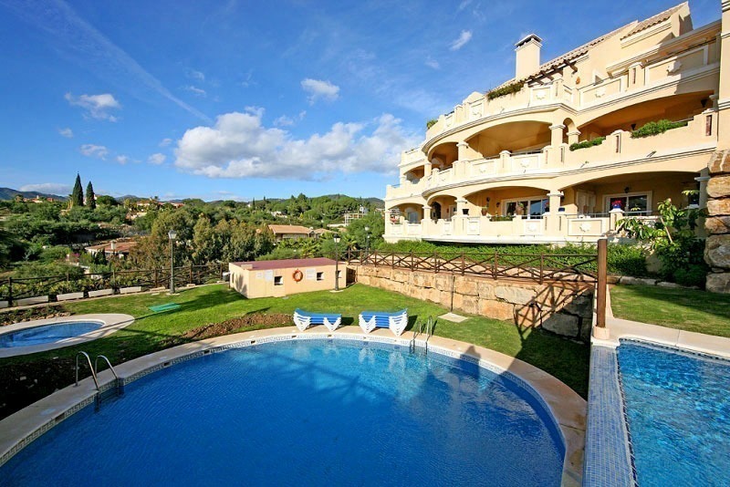 Bargain. Large luxury apartment for sale in Elviria - Marbella