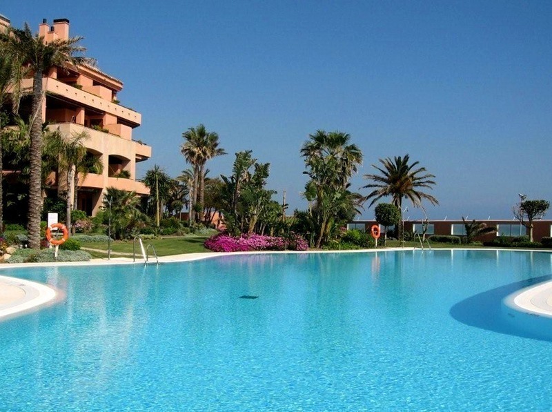 Luxury beachfront apartment for sale in Malibu Marbella