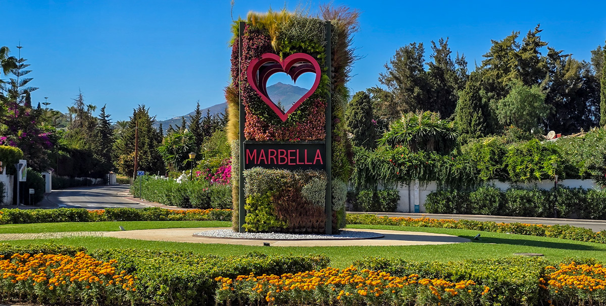 The roundabout in Nueva Andalucia near the walking path of Arroyo de Benabola