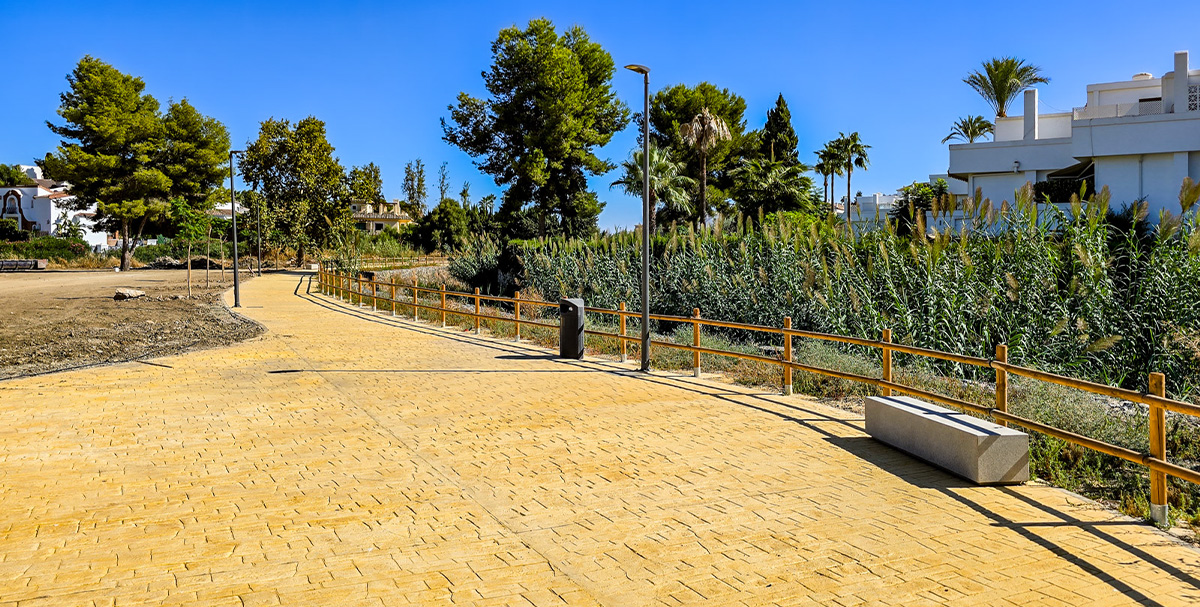 Walking path of Arroyo de Benabola in Nueva Andalucia
