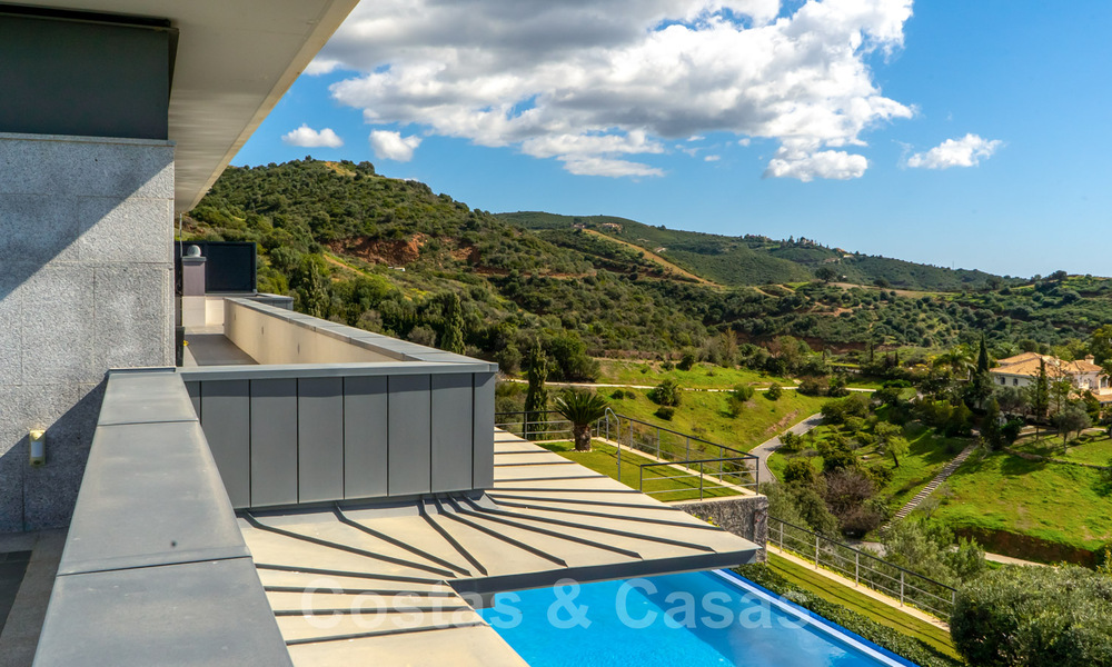 Move in ready! Modern villa for sale with stunning open sea views just east of Marbella centre 32733